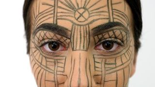 Zagreb – U Zagrebackom plesnom centru odrzana je revija poznatih hrvatskih dizajnera u sklopu devetog Modnog ormara. Detalji iz backstaga, frizeri i vizasisti vrse posljednje pripreme modela uoci revija. šminkanje. make-up. modeli, tetovaže, štikle. Photo