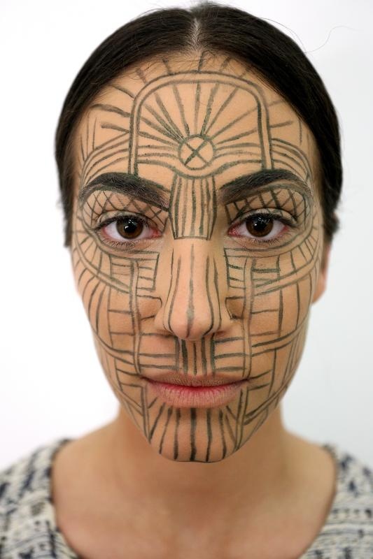 Zagreb – U Zagrebackom plesnom centru odrzana je revija poznatih hrvatskih dizajnera u sklopu devetog Modnog ormara. Detalji iz backstaga, frizeri i vizasisti vrse posljednje pripreme modela uoci revija. šminkanje. make-up. modeli, tetovaže, štikle. Photo