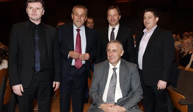 U KKoncertnoj dvorani Vatroslava Lisinskog odrzan je humanitarni koncert Srce za Zadar na kojem su nastupili brojni zadarski pjevaci, a u publici su sjedili mnoge poznate osobe iz politickog i drustvenog zivota.