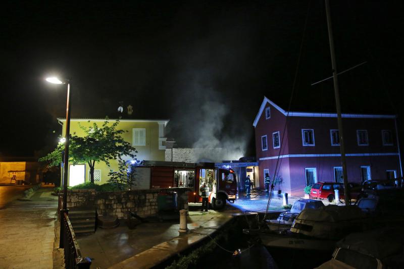 Vatrogasci na intervenciji u Restoranu Foša, Foto: Filip Brala/PIXSELL