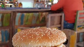 Vrhunska ponuda pizza i hamburgera u Famous Beach Bar & Grillu. Predstavljamo pizze Bianca i Rukola & Mozarella te Famous i Western hamburgeri