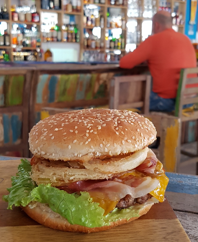 Vrhunska ponuda pizza i hamburgera u Famous Beach Bar & Grillu. Predstavljamo pizze Bianca i Rukola & Mozarella te Famous i Western hamburgeri