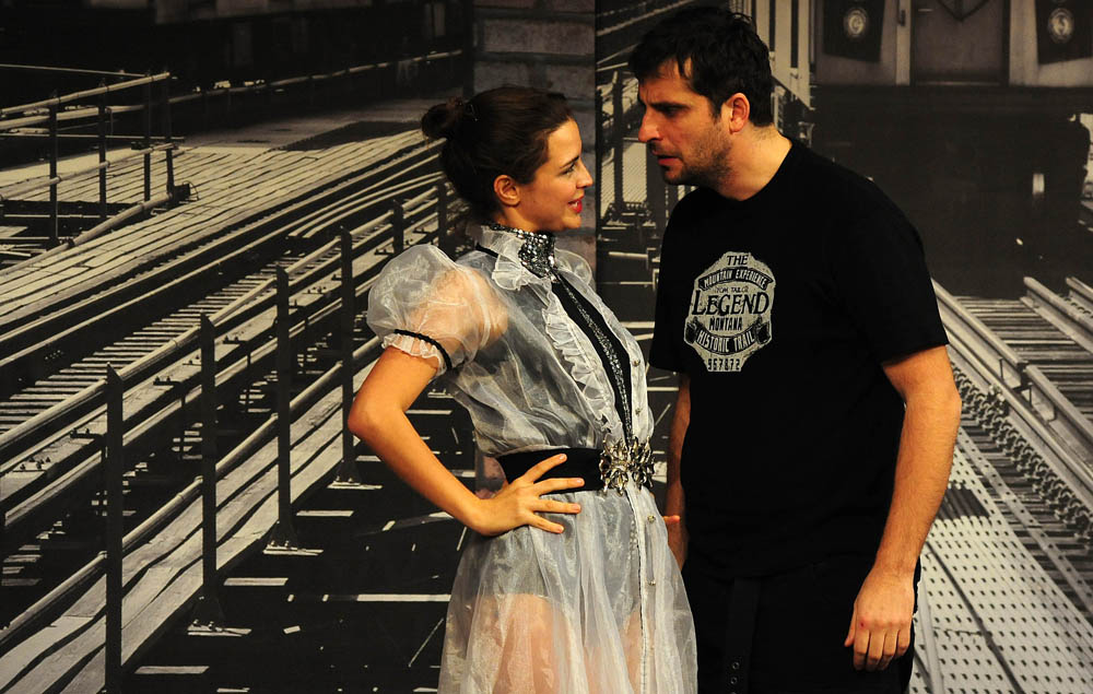 Zadar, 13.12.2012. snimio: Nenad Marčev
komedija
Miro Gavran
LUTKA,
redatelj: Mladena Gavran
igraju: Robert Kurbaša i Doris Pinčić
TEATAR GAVRAN
dramska pretplata
Velika dvorana HNK Zadar Zadar, 13.12.2012. snimio: Nenad Marčev
komedija
Miro Gavran
LUTKA,
redatelj: Mladena Gavran
igraju: Robert Kurbaša i Doris Pinčić
TEATAR GAVRAN
dramska pretplata
Velika dvorana HNK Zadar