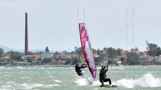 Jaka bura pružila je prigodu nekolicini kitesurfera da pokažu svoje umjeće na ninskoj plaži.  Photo: Dino Stanin/PIXSELL