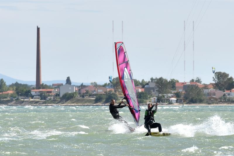 Jaka bura pružila je prigodu nekolicini kitesurfera da pokažu svoje umjeće na ninskoj plaži.  Photo: Dino Stanin/PIXSELL