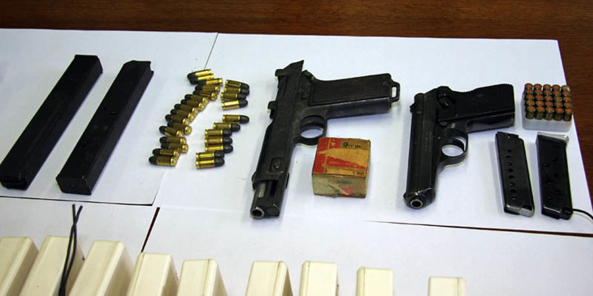 Presica PU Zadarske povodom zapljene 10 kg heroina
Zapljenjeni heroin, dva pistolja 9mm, streljivo, eksploziv s detonatorima na daljinsko detoniranje Presica PU Zadarske povodom zapljene 10 kg heroina
Zapljenjeni heroin, dva pistolja 9mm, streljivo, eksploziv s detonatorima na daljinsko detoniranje