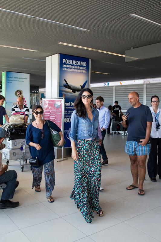 Slavna glumica Monica Bellucci sletjela je u Zracnu luku Dubrovnik letom Easy Jeta iz Pariza. Photo: Grgo Jelavic/PIXSELL Slavna glumica Monica Bellucci sletjela je u Zracnu luku Dubrovnik letom Easy Jeta iz Pariza. Photo: Grgo Jelavic/PIXSELL