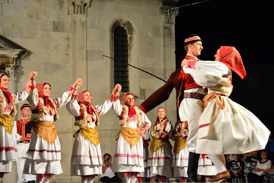 Nastup ansambla Lado ispred crkve sv. Marije ; foto Iva Perinčić Nastup ansambla Lado ispred crkve sv. Marije ; foto Iva Perinčić