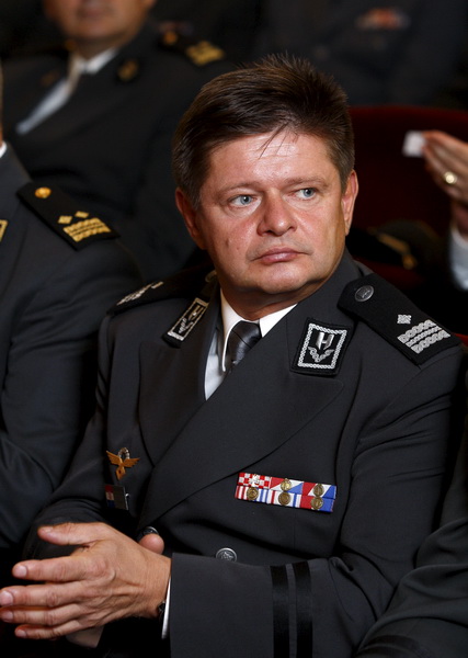 Zagreb, 020811.
Stanciceva ulica.
Ministarstvo obrane.
Podjela priznjanja i promaknuca hrvatskim casnicima povodom obiljezavanja akcije oluja.
Odlikovanja i promaknuca podjelio je predsjednik Ivo Josipovic.
Na slici: Drazen Scuri novi zapovjednik HRZ-a i