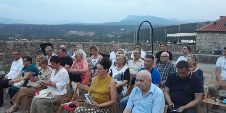 U Kninu održana pjesnička manifestacija domoljubne poezije Stijeg slobode – stina pradidova U Kninu održana pjesnička manifestacija domoljubne poezije Stijeg slobode – stina pradidova