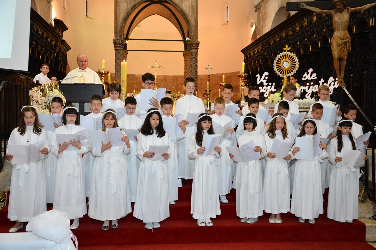 Sakrament Prve pričesti u katedrali sv. Stošije, foto- Iva Perinčić