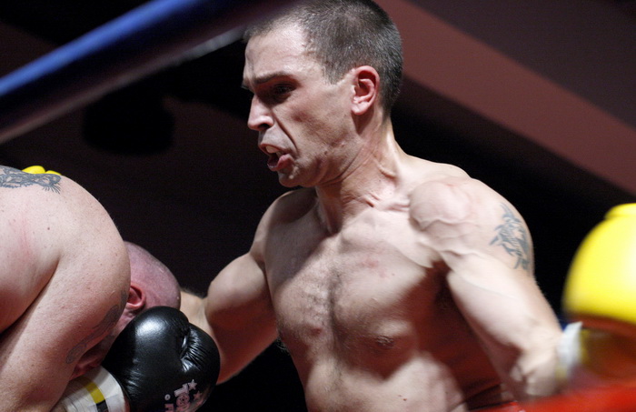 Zadar, 230910
U Fitness klubu Omnia u Zadru odrzani boksacki mecevi izmedju Hrvatskih i Madjarskih boksaca. Na slici Ivan Jukic iz Zadra i madjar Mihalj Halas.
Foto: Jure Miskovic / CROPIX Zadar, 230910
U Fitness klubu Omnia u Zadru odrzani boksacki mecevi izmedju Hrvatskih i Madjarskih boksaca. Na slici Ivan Jukic iz Zadra i madjar Mihalj Halas.
Foto: Jure Miskovic / CROPIX