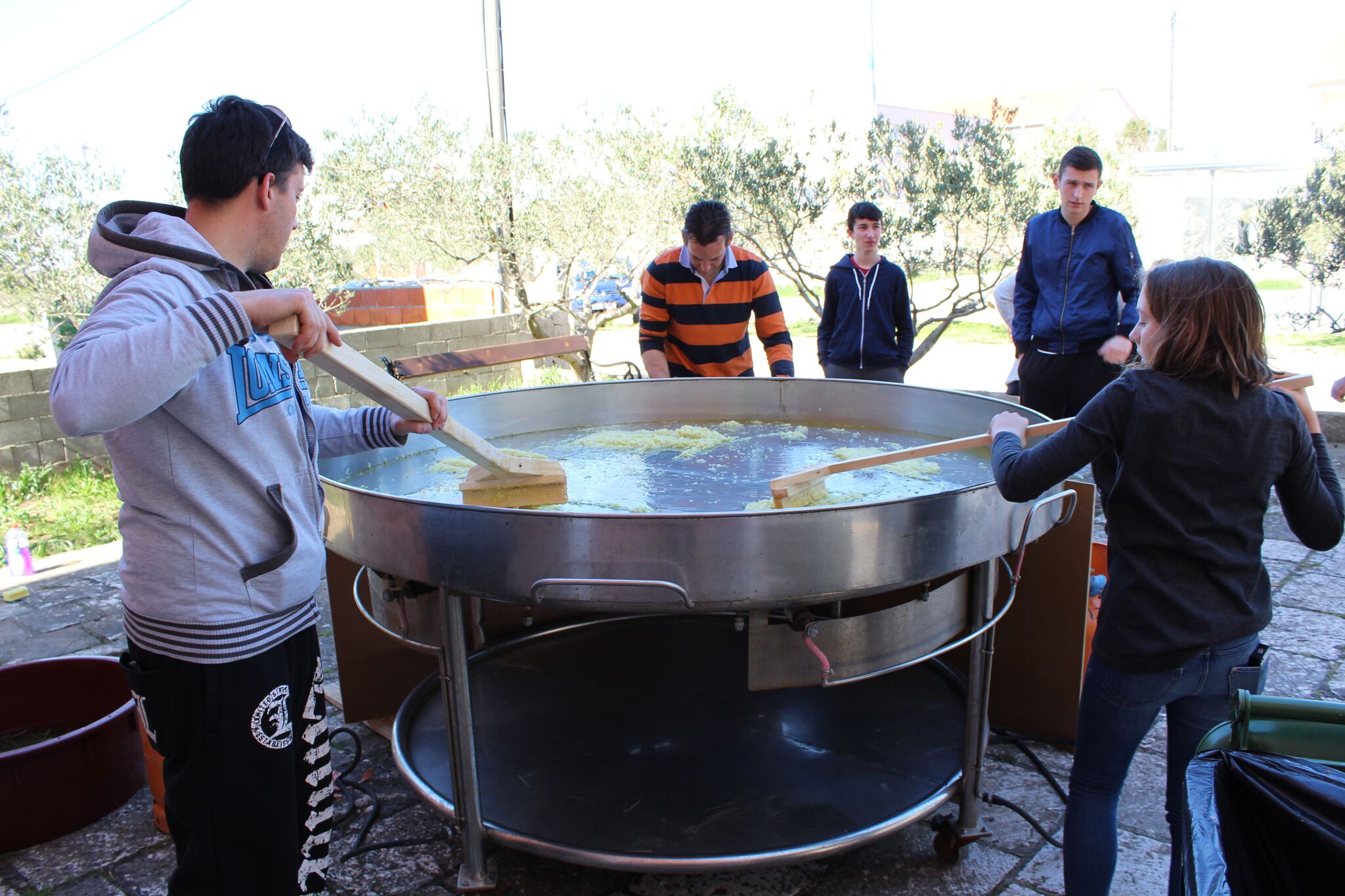 Udruga mladih Ploče i Dračevca uredila stari zog i počastila rižotom