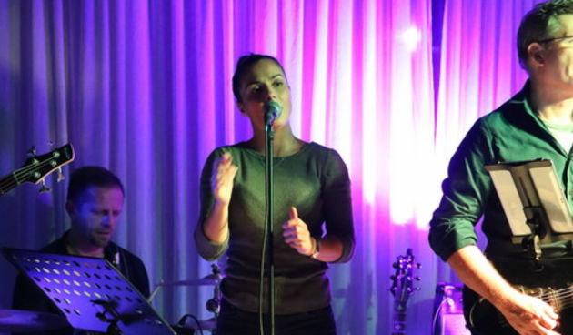 Songbusters i Elena Stella @ Famous Beach Bar & Grill