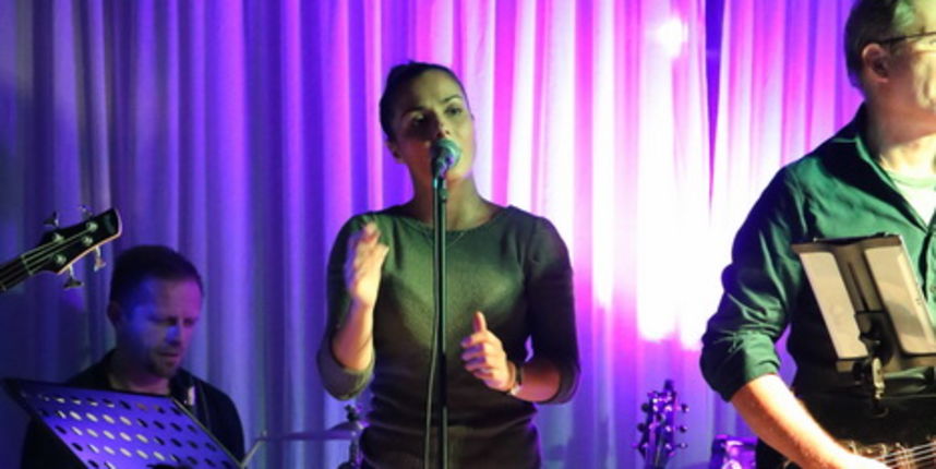 Songbusters i Elena Stella @ Famous Beach Bar & Grill Songbusters i Elena Stella @ Famous Beach Bar & Grill