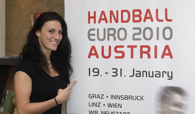 Graz, 180110.
Domacin Hrvatskoj rukometnoj reprezentaciji na Euro 2010 koje se igra u Austriji je plivacica Mirna Jukic.
Foto: Nenad Dugi / Cropix