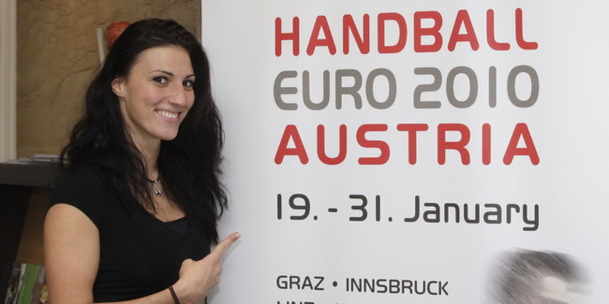 Graz, 180110.
Domacin Hrvatskoj rukometnoj reprezentaciji na Euro 2010 koje se igra u Austriji je plivacica Mirna Jukic.
Foto: Nenad Dugi / Cropix Graz, 180110.
Domacin Hrvatskoj rukometnoj reprezentaciji na Euro 2010 koje se igra u Austriji je plivacica Mirna Jukic.
Foto: Nenad Dugi / Cropix