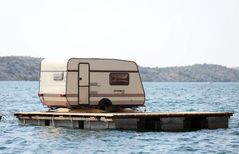 Šibenik: Kamp kućica na splavi plijeni pažnju