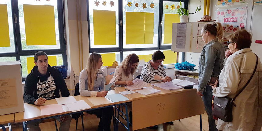 Lokalni izbori 2017. – Glasovanje u OŠ Šimuna Kožićića Benje Lokalni izbori 2017. – Glasovanje u OŠ Šimuna Kožićića Benje