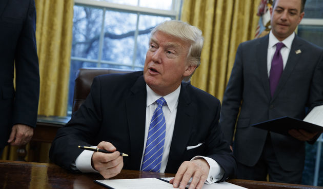 Donald Trump potpisuje