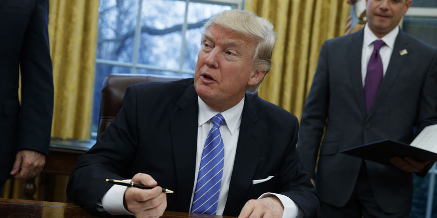 Donald Trump potpisuje