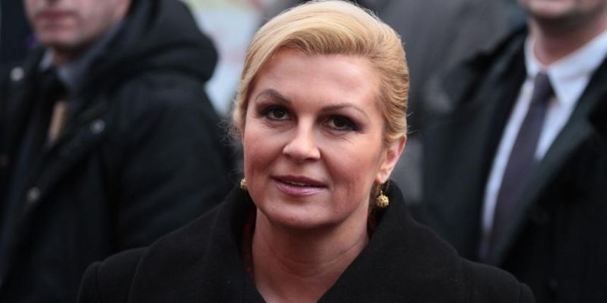 Predsjednica RH Kolinda Grabar-Kitarovic u sluzbenom posjetu Bosni i Hercegovini. Prosetala se gradom i nakratko se zaustavila ispred Pravoslavne crkve, fotografirala se ispred Katedrale i ispred Gazi Husrev – begove dzamije. Domacini prilikom setnje grad