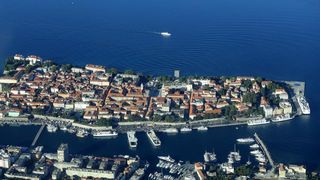 01.08.2013., Zadar – Fotografije panoramskog leta od Zadra do Medulina. Photo: Filip Brala/PIXSELL Autor  Filip Brala/PIXSELL KLJUČNE RIJEČI  let, panorama, grad Zadar, zracni snimak, Jadran, arhipelag, more, avion
