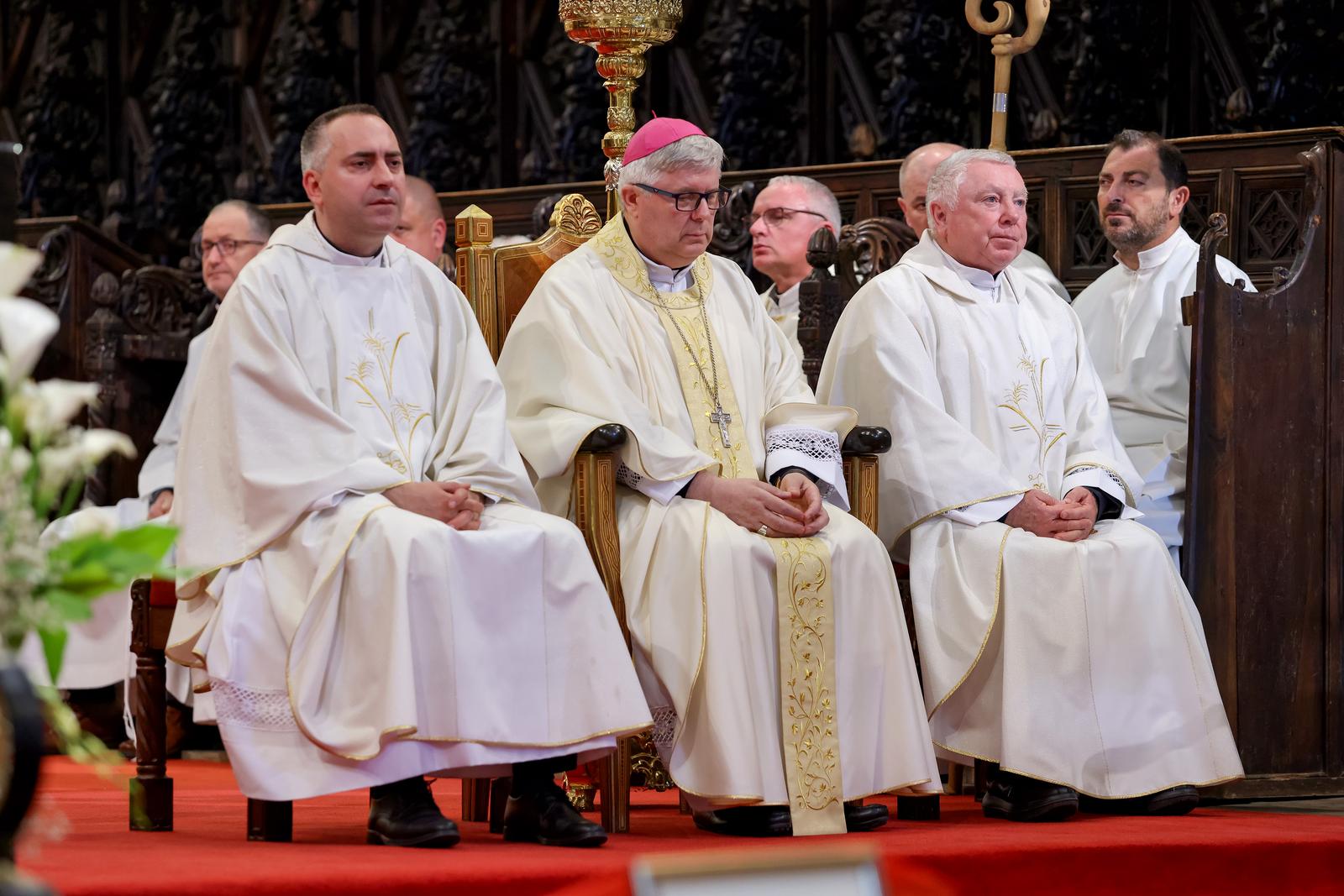 Nadbiskup Milan Zgrablić predvodio misu zadušnicu za Papu Franju Nadbiskup Milan Zgrablić predvodio misu zadušnicu za Papu Franju