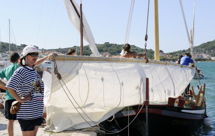 Murter, 021011.
U Murteru odrzana tradicionalna regata brodica ” Latinsko idro” gdje je sudjelovalo sedamdesetak posada.
Na slici: pripreme pred regatu.
Foto: Jadran Babic / CROPIX Murter, 021011.
U Murteru odrzana tradicionalna regata brodica ” Latinsko idro” gdje je sudjelovalo sedamdesetak posada.
Na slici: pripreme pred regatu.
Foto: Jadran Babic / CROPIX