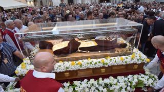 Velik broj vjernika sudjelovalo u procesiji u kojoj je nošeno tijelo Leopolda Bogdana Mandića od crkve Gospe od zdravlja do katedrale sv. Stošije Velik broj vjernika sudjelovalo u procesiji u kojoj je nošeno tijelo Leopolda Bogdana Mandića od crkve Gospe od zdravlja do katedrale sv. Stošije