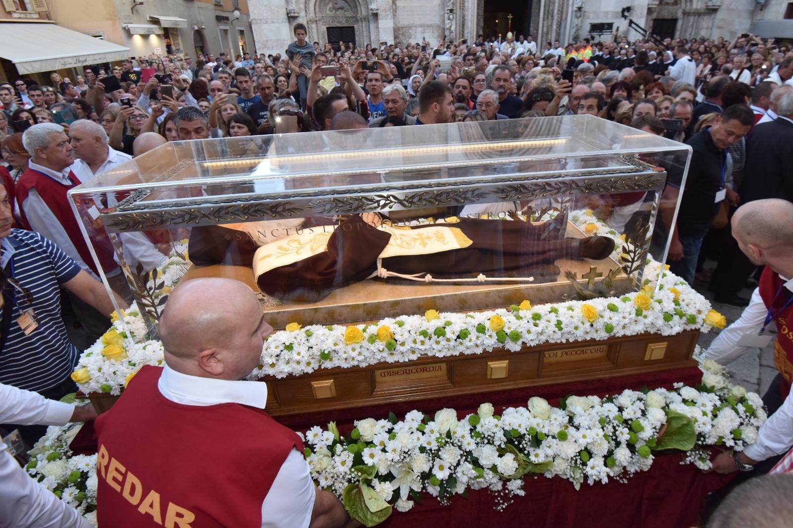 Velik broj vjernika sudjelovalo u procesiji u kojoj je nošeno tijelo Leopolda Bogdana Mandića od crkve Gospe od zdravlja do katedrale sv. Stošije Velik broj vjernika sudjelovalo u procesiji u kojoj je nošeno tijelo Leopolda Bogdana Mandića od crkve Gospe od zdravlja do katedrale sv. Stošije