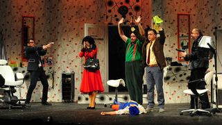 Zadar, 4.12.2012. snimio: Nenad Marčev
Zagrebačko gradsko kazalište Komedija
Paul Pörtner
Čisto ludilo
redateljica: Nina Kleflin
igraju: Vid Balog, Nina Kaić Madić,
Igor Mešin, Damir Lončar, Saša Buneta,
Jasna Palić Picukarić
Velika dv Zadar, 4.12.2012. snimio: Nenad Marčev
Zagrebačko gradsko kazalište Komedija
Paul Pörtner
Čisto ludilo
redateljica: Nina Kleflin
igraju: Vid Balog, Nina Kaić Madić,
Igor Mešin, Damir Lončar, Saša Buneta,
Jasna Palić Picukarić
Velika dv