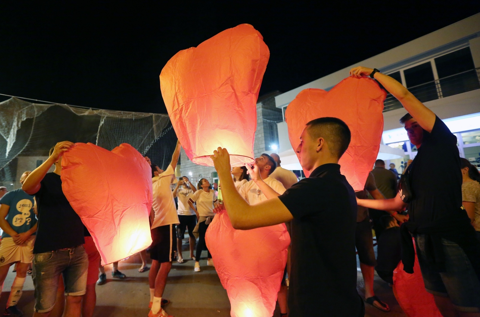 U Vodicama pušteni lampioni za tragično stradale vatrogasce na Kornatima U Vodicama pušteni lampioni za tragično stradale vatrogasce na Kornatima