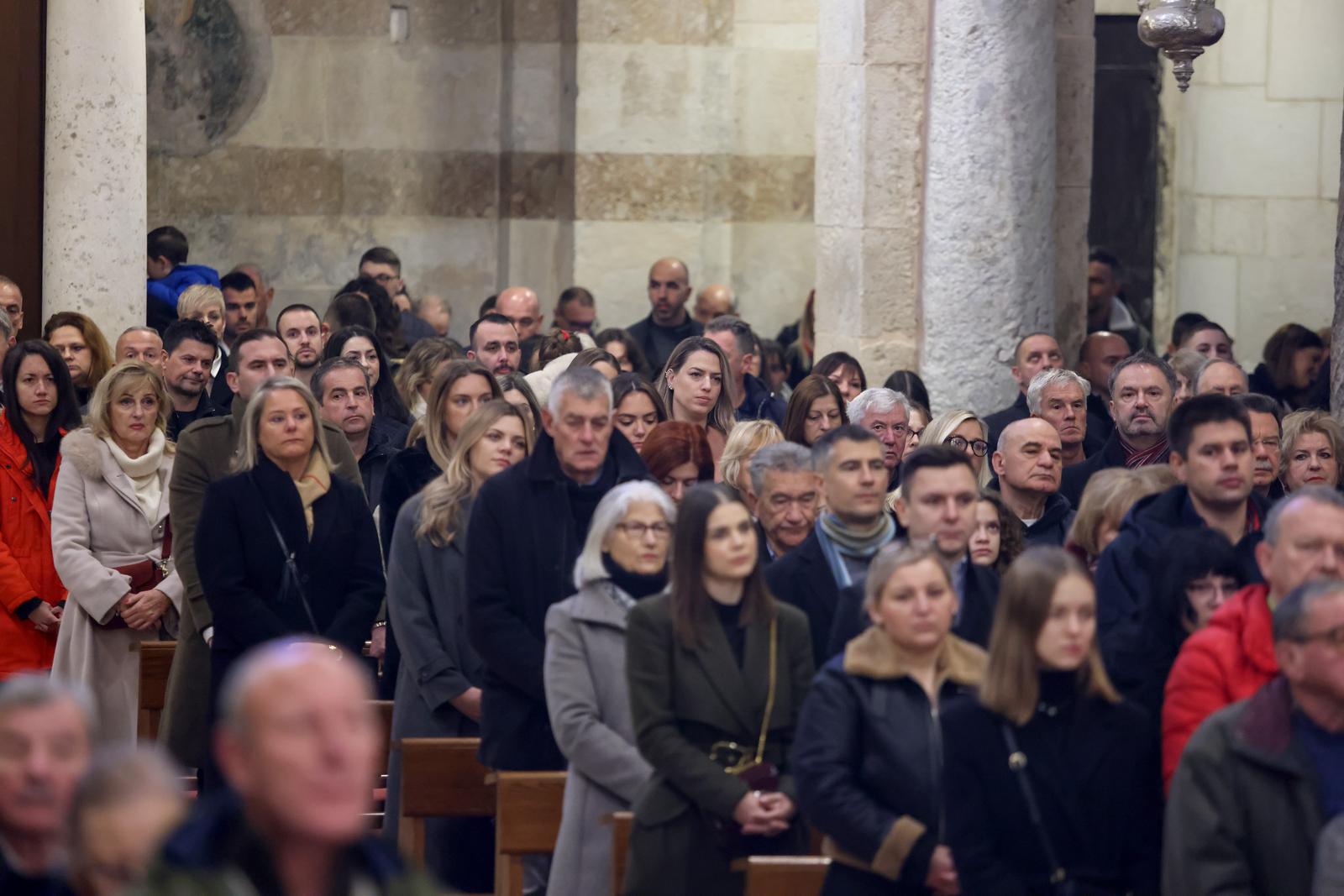 Nadbiskup Milan Zgrablić predvodio je misu na Božić u katedrali svete Stošije
