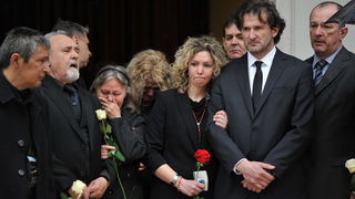 Zadar, 300313.
Sprovod djevojcice Nore Situm koja je prosli tjedan preminula u bolnici u Philadelphiji nakon duge i teske bolesti, odrzao se danas na gradskom groblju u Zadru. Na sprovodu je bilo nekoliko stotina ljudi, obitelji i prijatelja.
Na fotografi Zadar, 300313.
Sprovod djevojcice Nore Situm koja je prosli tjedan preminula u bolnici u Philadelphiji nakon duge i teske bolesti, odrzao se danas na gradskom groblju u Zadru. Na sprovodu je bilo nekoliko stotina ljudi, obitelji i prijatelja.
Na fotografi