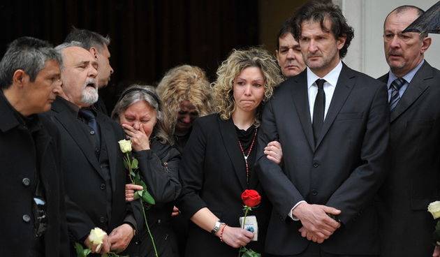 Zadar, 300313.
Sprovod djevojcice Nore Situm koja je prosli tjedan preminula u bolnici u Philadelphiji nakon duge i teske bolesti, odrzao se danas na gradskom groblju u Zadru. Na sprovodu je bilo nekoliko stotina ljudi, obitelji i prijatelja.
Na fotografi