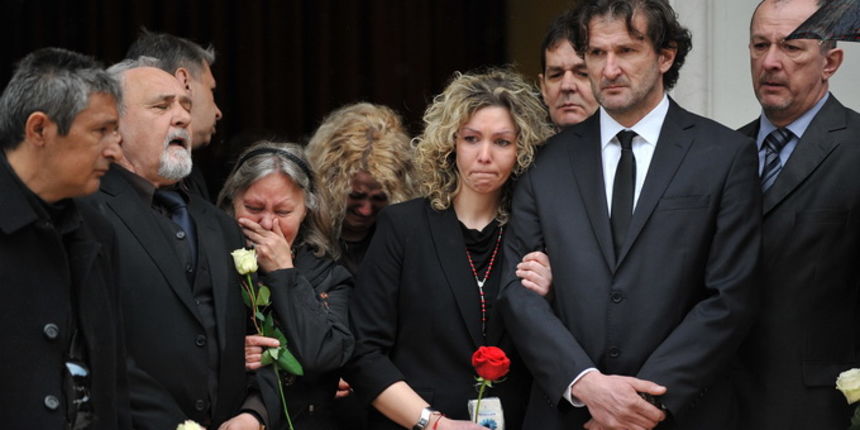 Zadar, 300313.
Sprovod djevojcice Nore Situm koja je prosli tjedan preminula u bolnici u Philadelphiji nakon duge i teske bolesti, odrzao se danas na gradskom groblju u Zadru. Na sprovodu je bilo nekoliko stotina ljudi, obitelji i prijatelja.
Na fotografi