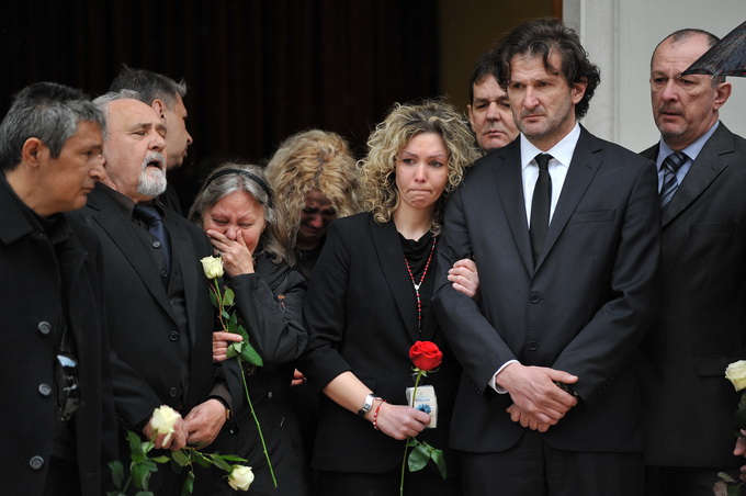 Zadar, 300313.
Sprovod djevojcice Nore Situm koja je prosli tjedan preminula u bolnici u Philadelphiji nakon duge i teske bolesti, odrzao se danas na gradskom groblju u Zadru. Na sprovodu je bilo nekoliko stotina ljudi, obitelji i prijatelja.
Na fotografi Zadar, 300313.
Sprovod djevojcice Nore Situm koja je prosli tjedan preminula u bolnici u Philadelphiji nakon duge i teske bolesti, odrzao se danas na gradskom groblju u Zadru. Na sprovodu je bilo nekoliko stotina ljudi, obitelji i prijatelja.
Na fotografi