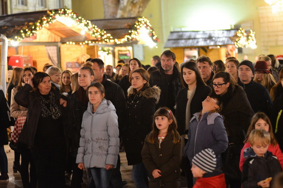 Advent u Zadru: Pavel raspjevao i rasplesao Zadrane na Trgu Petra Zoranića. Foto: Iva Perinčić Advent u Zadru: Pavel raspjevao i rasplesao Zadrane na Trgu Petra Zoranića. Foto: Iva Perinčić