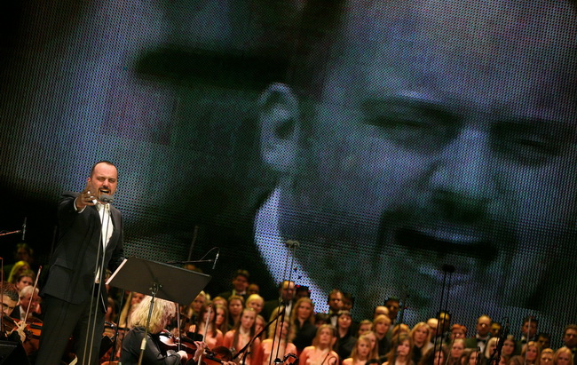 Zagreb, 191209.
U Areni Zagreb odrzan je humanitarni koncert naziva Korak u zivot u svrhu prikupljanja novca za skolovanje djece iz djecjih domova. Nastupili su Jose Carreras, Tony Cetinski i Celine Byrne.
Na slici: Toni Cetinski.
Foto: Neja Markicevic / Zagreb, 191209.
U Areni Zagreb odrzan je humanitarni koncert naziva Korak u zivot u svrhu prikupljanja novca za skolovanje djece iz djecjih domova. Nastupili su Jose Carreras, Tony Cetinski i Celine Byrne.
Na slici: Toni Cetinski.
Foto: Neja Markicevic /