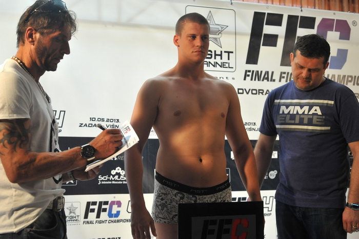 Zadar, 090513.
Sluzbeno vaganje sudionika za borilacki spektakl FFC 04 koji se sutra odrzava u dvorani na Visnjiku.
Foto: Luka Gerlanc / CROPIX Zadar, 090513.
Sluzbeno vaganje sudionika za borilacki spektakl FFC 04 koji se sutra odrzava u dvorani na Visnjiku.
Foto: Luka Gerlanc / CROPIX