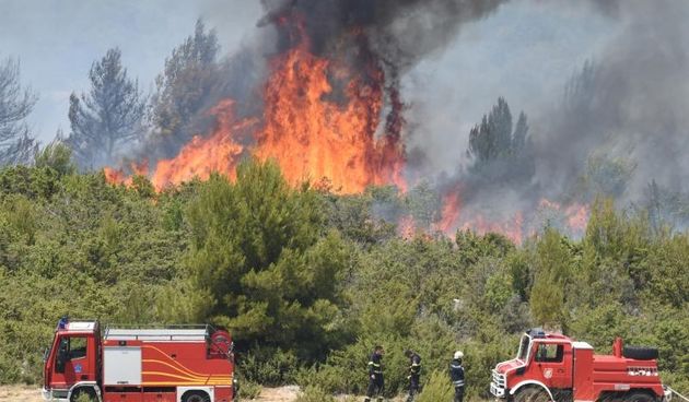 Zbog velikog pozara koji je izbio na predjelu Perkovica i Vrpolja blizu Sibenika zatvoren ulaz na cvor autoceste A1 Vrpolje, zatvorena je i lokalna cesta Petkovici – Perkovic te zeljeznicki promet izmedju Sibenika i Perkovica. Uz kopnene snage pozar su g