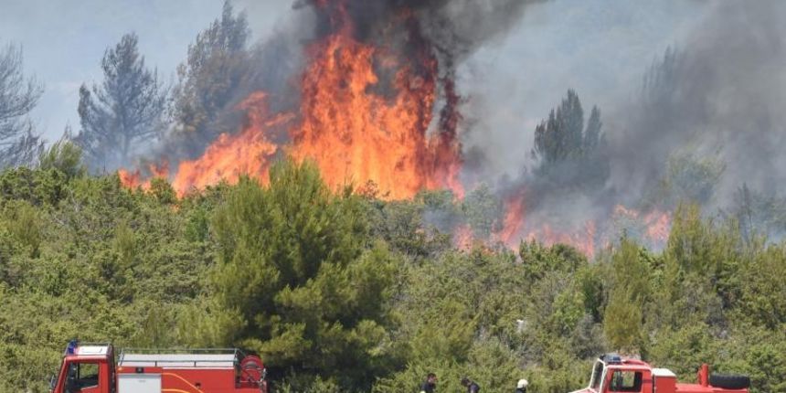 Zbog velikog pozara koji je izbio na predjelu Perkovica i Vrpolja blizu Sibenika zatvoren ulaz na cvor autoceste A1 Vrpolje, zatvorena je i lokalna cesta Petkovici – Perkovic te zeljeznicki promet izmedju Sibenika i Perkovica. Uz kopnene snage pozar su g Zbog velikog pozara koji je izbio na predjelu Perkovica i Vrpolja blizu Sibenika zatvoren ulaz na cvor autoceste A1 Vrpolje, zatvorena je i lokalna cesta Petkovici – Perkovic te zeljeznicki promet izmedju Sibenika i Perkovica. Uz kopnene snage pozar su g