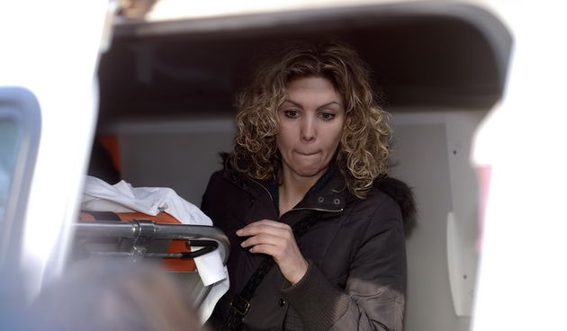 Zagreb, 070213.
Aerodrom Pleso.
Zahvaljujuci humanitarnoj akciji koja je digla na noge cijelu Hrvatsku, napokon su skupljeni novci za lijecenje Nore Situm u Americi. Nora se danas sa Plesa uputila prema djecjoj bolnici u Philadelphiji.
Na fotografiji: mam