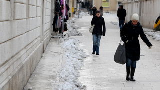 Zadar, 060212.
Iako je snjeg stao padati prije dva dana Zadar je jos uvijek pod bijelim pokrivacem, a niske temperature stvorile su poledicu.Sve glavne prometnice su ociscene osim onih prilaznih koje bi gradjani trebali sami ocistiti, rijetki su oni koji Zadar, 060212.
Iako je snjeg stao padati prije dva dana Zadar je jos uvijek pod bijelim pokrivacem, a niske temperature stvorile su poledicu.Sve glavne prometnice su ociscene osim onih prilaznih koje bi gradjani trebali sami ocistiti, rijetki su oni koji