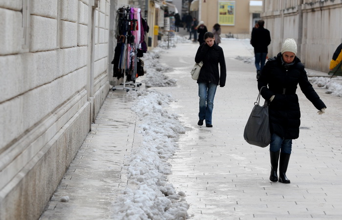 Zadar, 060212.
Iako je snjeg stao padati prije dva dana Zadar je jos uvijek pod bijelim pokrivacem, a niske temperature stvorile su poledicu.Sve glavne prometnice su ociscene osim onih prilaznih koje bi gradjani trebali sami ocistiti, rijetki su oni koji Zadar, 060212.
Iako je snjeg stao padati prije dva dana Zadar je jos uvijek pod bijelim pokrivacem, a niske temperature stvorile su poledicu.Sve glavne prometnice su ociscene osim onih prilaznih koje bi gradjani trebali sami ocistiti, rijetki su oni koji