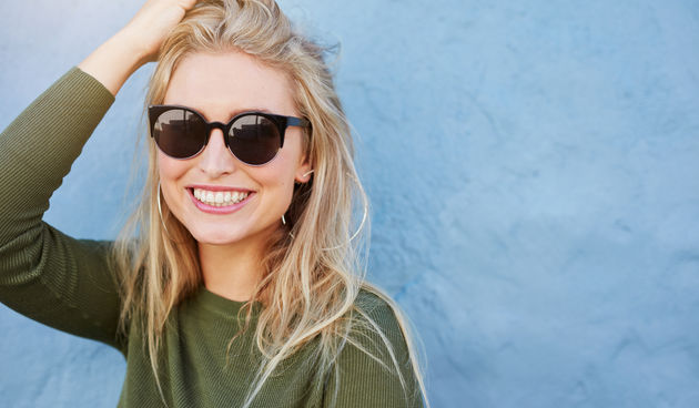 Lijepi osmijeh – žene su privlačnije kad imaju lijep osmijeh, što uključuje i lijepe zube. Žene više vole muškarce ozbiljnijeg izgleda, ali muškarce više privlače nasmijane žene