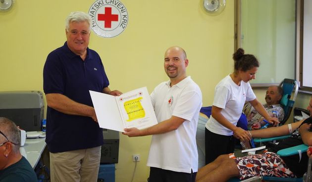 Zastupnik Jakša Baloević prima zahvalnicu dr. Grabnera