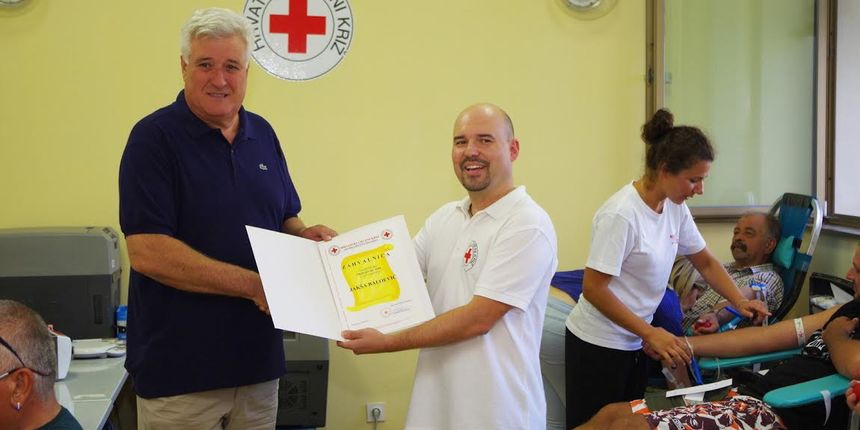 Zastupnik Jakša Baloević prima zahvalnicu dr. Grabnera