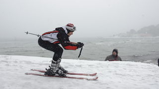 Split, 030212.
Nakon nekoliko godina, danima najavljivan snijeg pao je i na Splitskom podrucju. Iako je bio najavljen, Splicani nisu bili spremni na bijeli pokrivac, te im je on uz snaznu buru otezavao svakodnevni zivot. Gradski autobusi ne voze a skole, Split, 030212.
Nakon nekoliko godina, danima najavljivan snijeg pao je i na Splitskom podrucju. Iako je bio najavljen, Splicani nisu bili spremni na bijeli pokrivac, te im je on uz snaznu buru otezavao svakodnevni zivot. Gradski autobusi ne voze a skole,